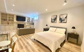 Spacious Bedroom With Living Area And Free Parking In Midtown